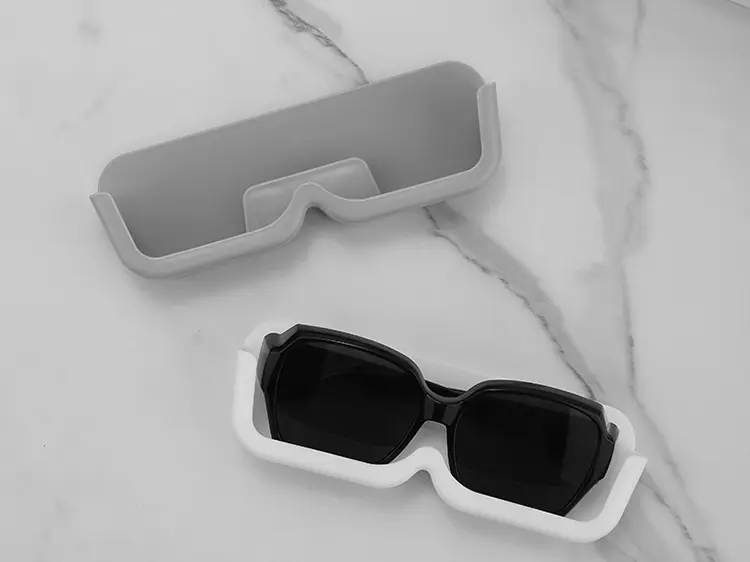 Overall, Zhihe's wall-mounted glasses storage rack finds its use in various s (6po