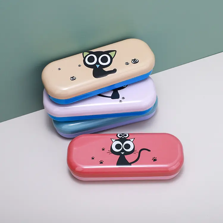 Metal glasses case with a kitten pattern by Zhihe