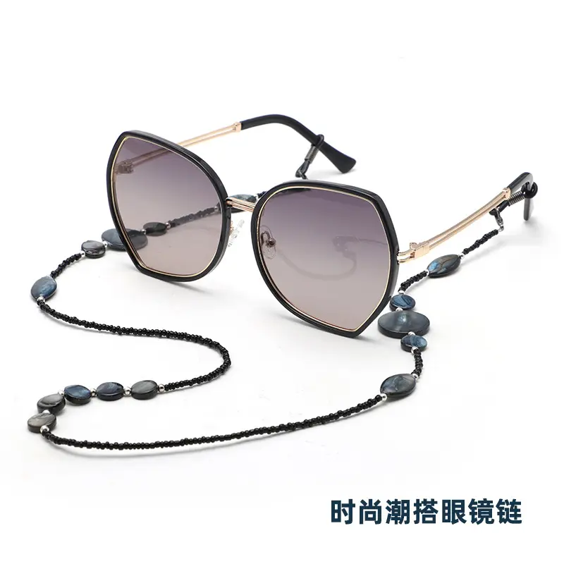 Danyang Zhihe Eyewear Company has launched a new type of shell eyewear chain, leading the new trend of fashion